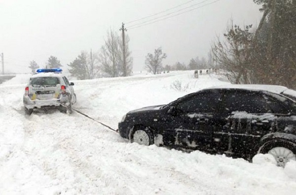 На дорогах Запорожской области ограничили движение транспорта из-за снегопада